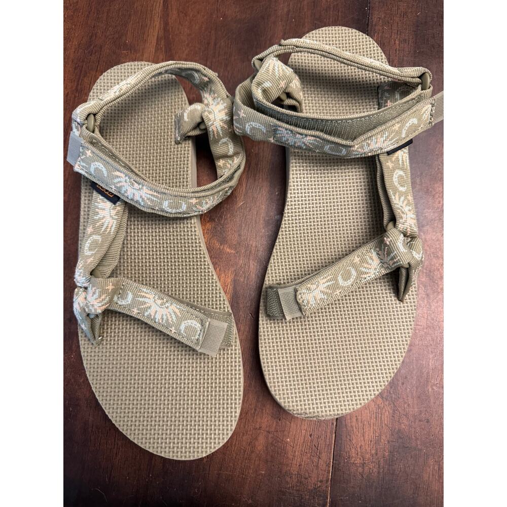 Teva light green sandals women's 10 sun and moon Aloe pattern
